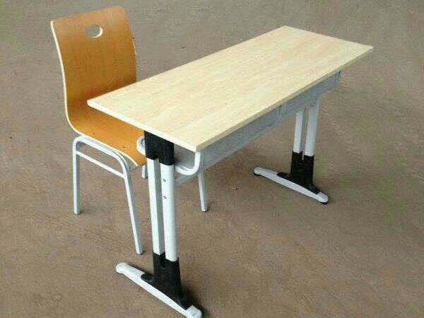 課桌椅廠家生產出符合學校學生使用的課桌椅